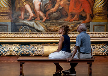 Photo of a couple looking at a painting. Link to Life Stage Gift Planner Over Age 70 Situations.